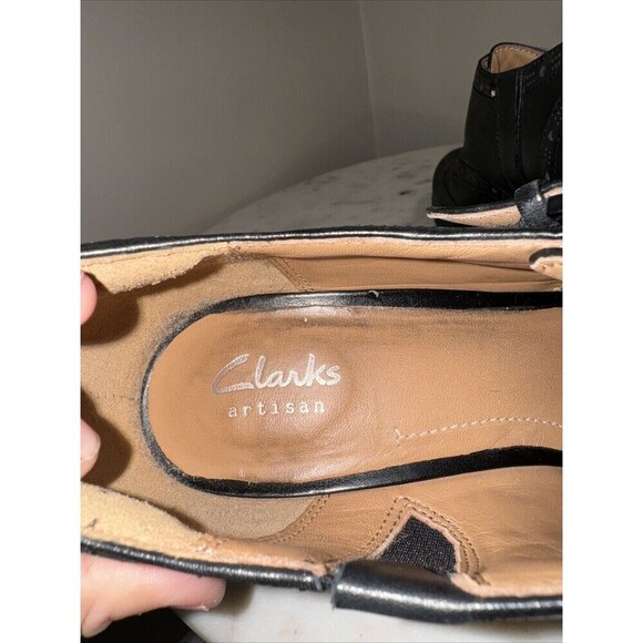 B25 Clarks Black Artisan Ankle Heel Eyelet Slip On WingTip Adjustable Strap 8 - Picture 6 of 7